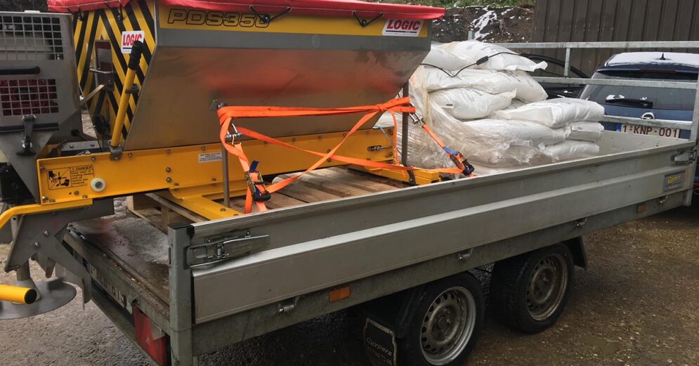 zoutstrooier op een aanhangwagen